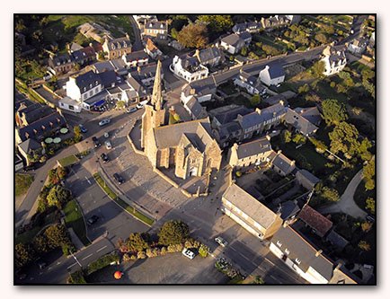 Photographie aérienne prise avec un ballon captif gonflé à l'hélium de l'église à la Clarté Photographie aérienne prise avec un ballon captif gonflé à l'hélium de l'église à la Clarté