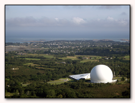 Photographie aérienne prise avec un ballon captif gonflé à l'hélium du Radôme à pleumeur-Bodou Photographie aérienne prise avec un ballon captif gonflé à l'hélium du Radôme à pleumeur-Bodou