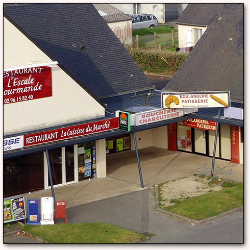 Photographie aérienne prise au mât télescopique du bourg de Pleumeur-Bodou avec zoom sur une partie